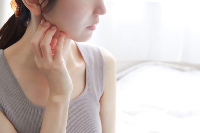 顎に手をあてる女性